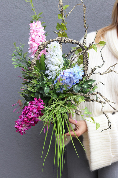 Hiacyntowo, wiosenny bukiet nagrobny we wkładzie