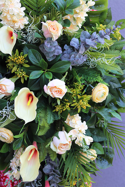 Eurydyka, żółta wiązanka nagrobna z kaliami