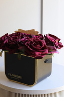 Bedria, flowerbox z bordowymi różami i życzeniami