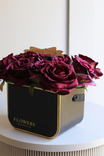 Bedria, flowerbox z bordowymi różami i życzeniami