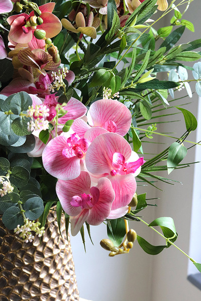 Lucille Goldenario, kompozycja ze storczykiem w wazonie