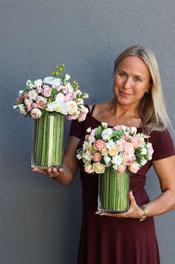 Hellissa Roses, bogaty bukiet kwiatów w szklanym wazonie, wys.30cm  