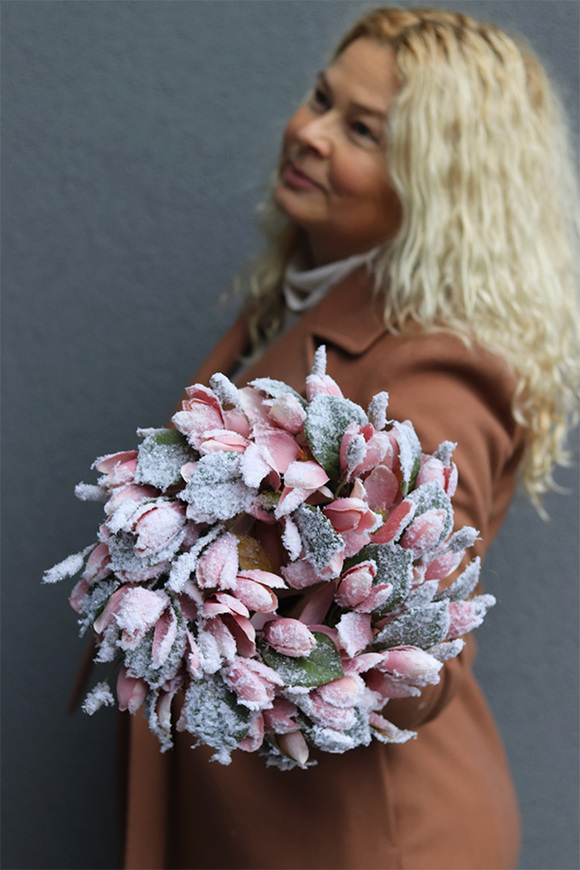 Mroźna Magnolia, zimowy wianek kwiatowy na drzwi