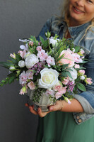 Helinata 2, kompozycja kwiatowa w białym wazonie