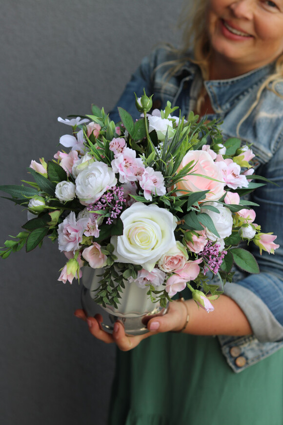 Helinata 2, kompozycja kwiatowa w białym wazonie