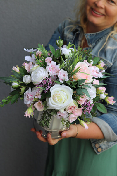 Helinata 2, kompozycja kwiatowa w białym wazonie