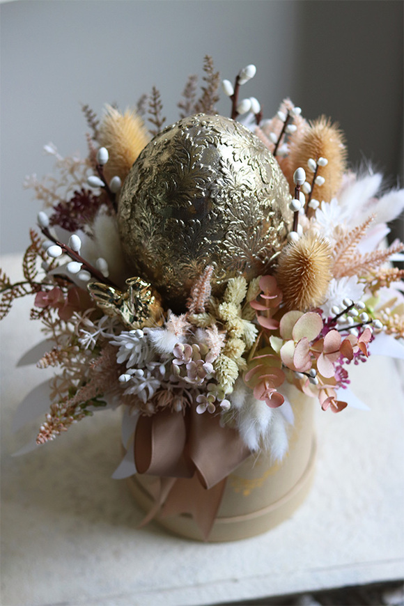 flowerbox Beige Easter, wielkanocny stroik ze złotym jajem