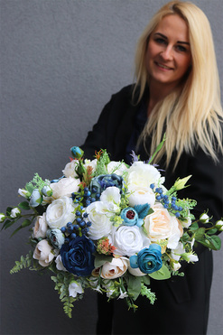 Blue Nalia, wiosenna kompozycja kwiatowa w srebrnej misce, wys.29x45cm 