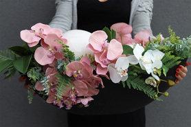 Dekoria Pudrova, kompozycja kwiatowa w podłużnym naczyniu - łódce, dł.85cm