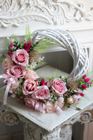 Sally Roses, asymetryczny wianek na drzwi