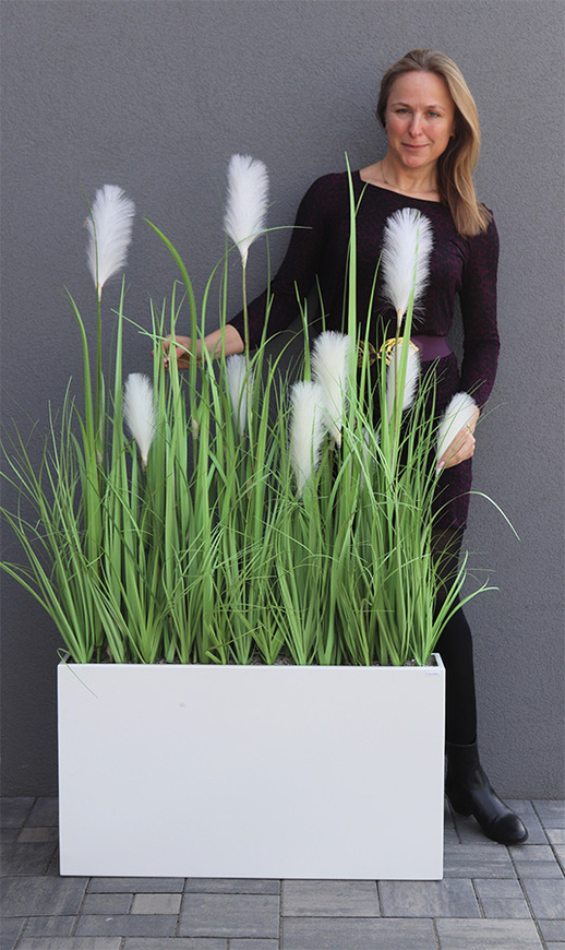 Mojo, kompozycja ze sztucznej trawy w donicy klienta, wys.150cm 