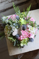 Pink Flowers, kompozycja kwiatowa w drewnianej szufladzie, wym.23x23cm 