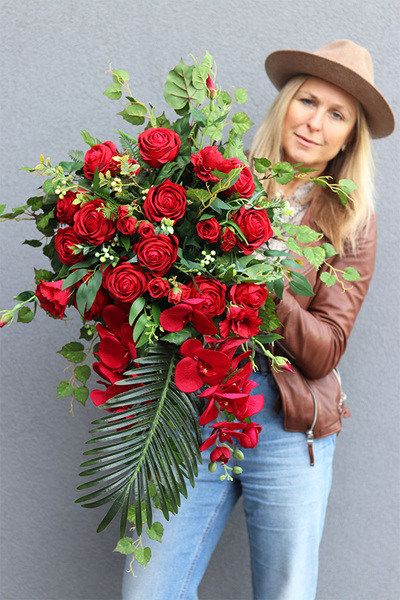 Red Roses Lux, kompozycja nagrobna w misie