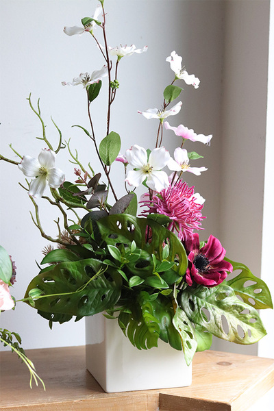 Miodowy Dom Spring, kompozycja kwiatowa w naczyniu