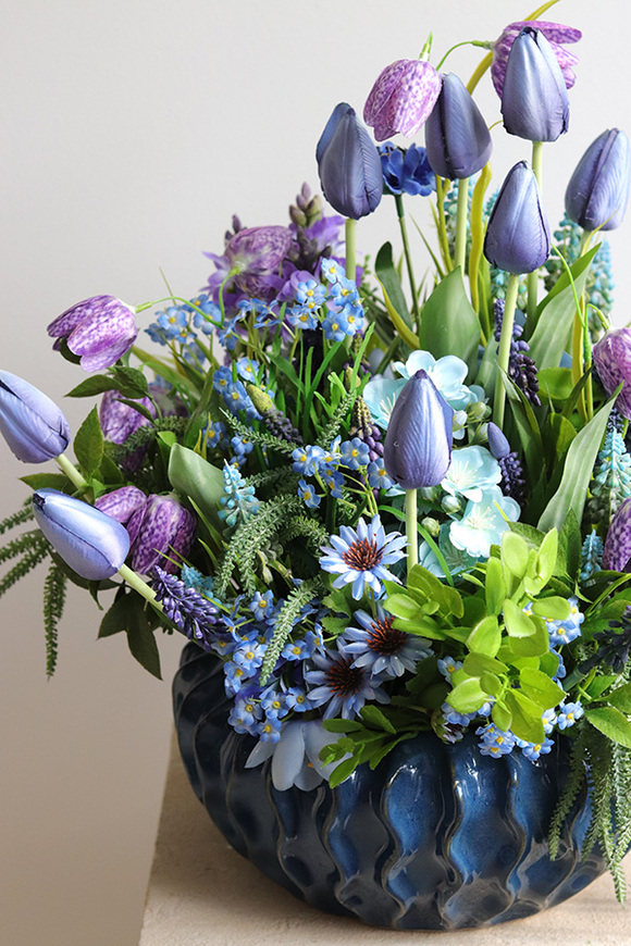 Niebieskava, wiosenna kompozycja z tulipanami