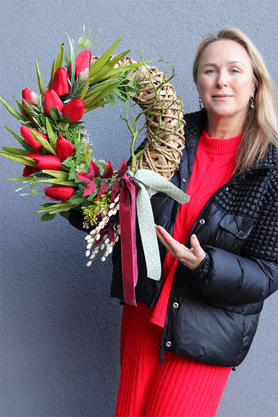 Red Tulips, wiosenny wianek z tulipanami