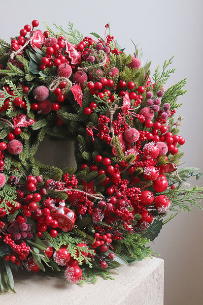 Czerwony Gaj, zimowy wianek na drzwi z owocami