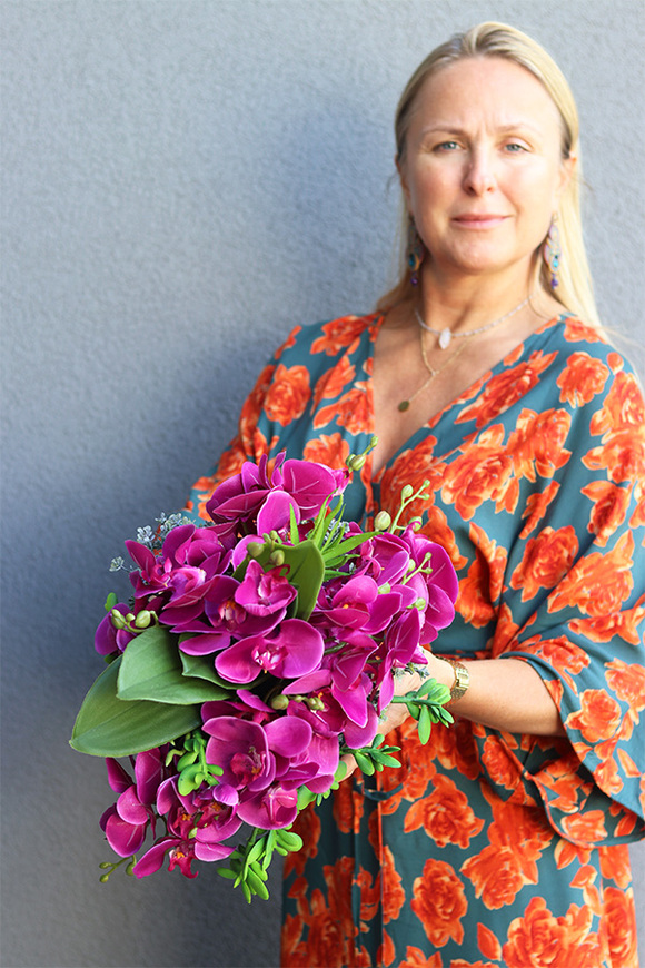 Fuksja Dekoria, kompozycja z orchideą w czarnej misie