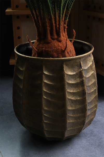 Cykas Bellis, sztuczna roślina w złotej donicy