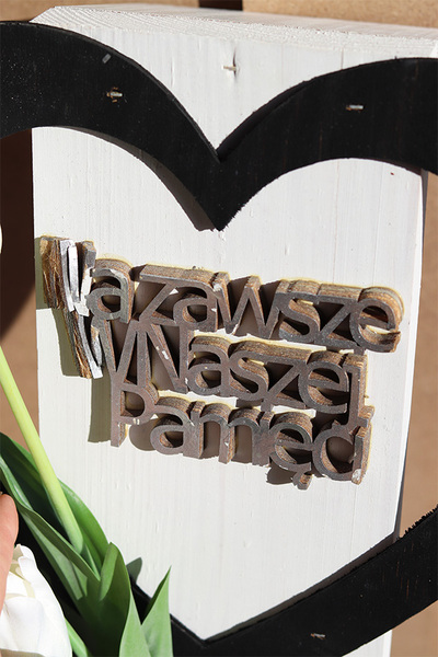 Serce z Tulipanem, kompozycja nagrobna z tulipanami