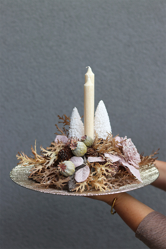 Beige Classic, stroik ze świecą na talerzu