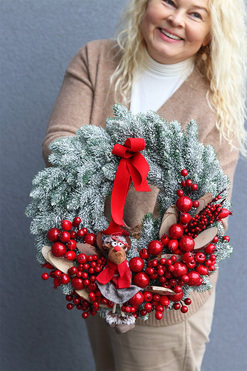 Mroźna Czerwień, świąteczny wianek z reniferem, śr.40cm