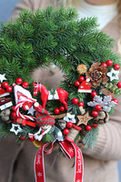 Konik na Biegunach, świąteczny wianek z asymetryczną dekoracją