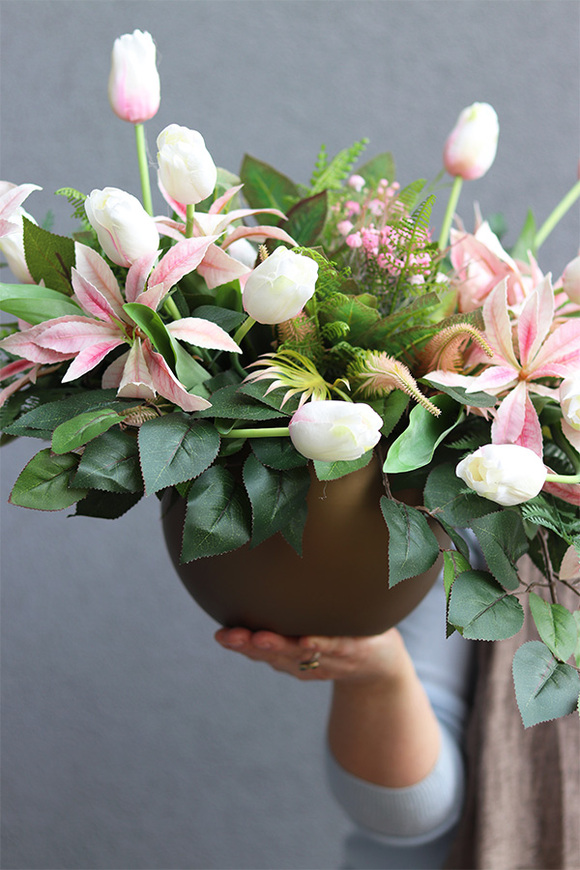 Gloria, wiosenna dekoracja nagrobna z tulipanami