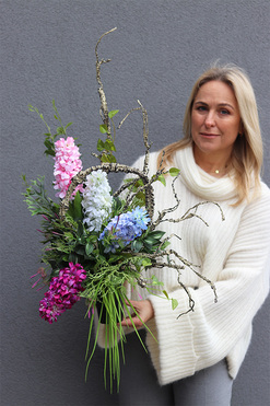 Hiacyntowo, wiosenny bukiet nagrobny we wkładzie, wys.60cm