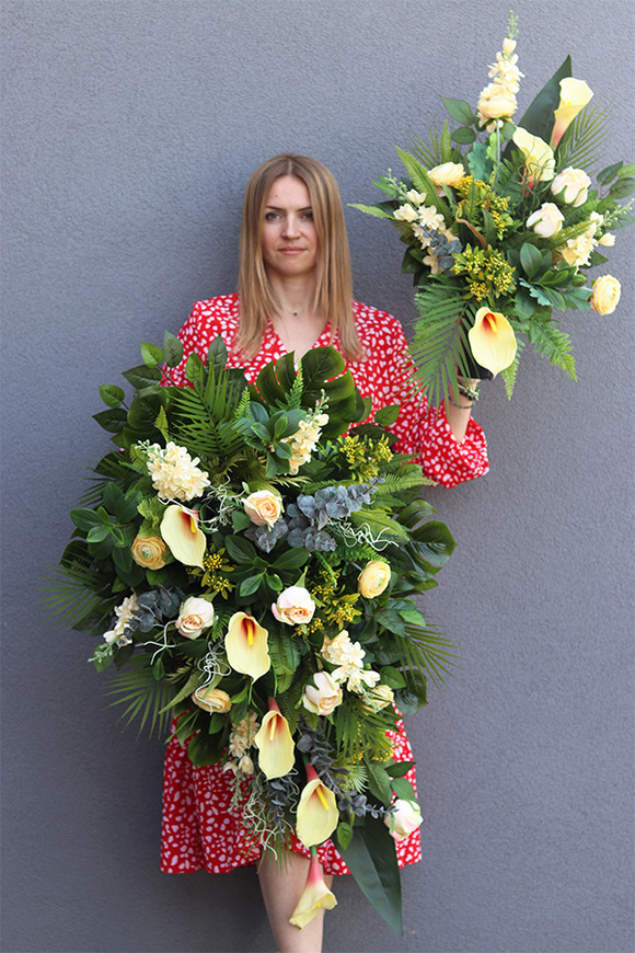 Eurydyka, żółta wiązanka nagrobna z kaliami