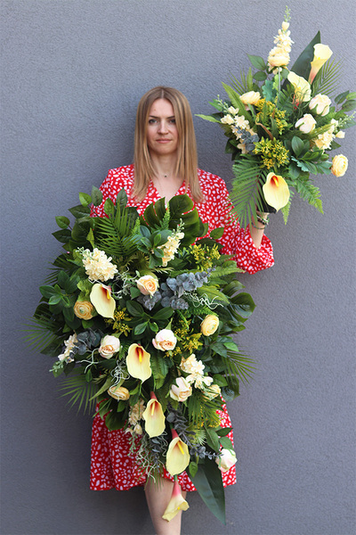 Eurydyka, żółta wiązanka nagrobna z kaliami