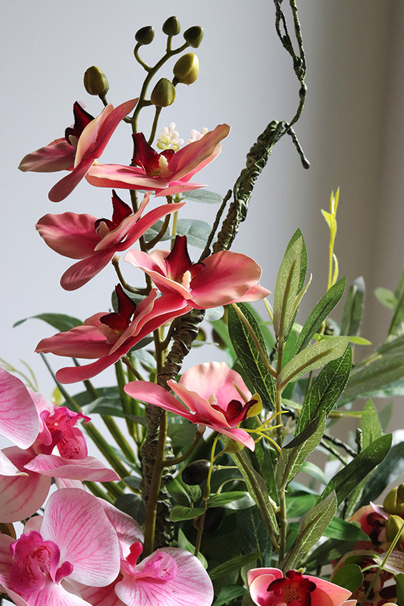 Lucille Goldenario, kompozycja ze storczykiem w wazonie