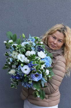 Nemira Lux Blue, kompozycja nagrobna w misie, wym.47x60x40cm