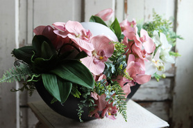 Dekoria Pudrova, kompozycja kwiatowa w podłużnym naczyniu - łódce, dł.85cm