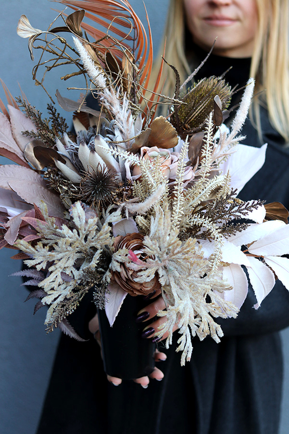 Beige Winter, świąteczny bukiet nagrobny we wkładzie	