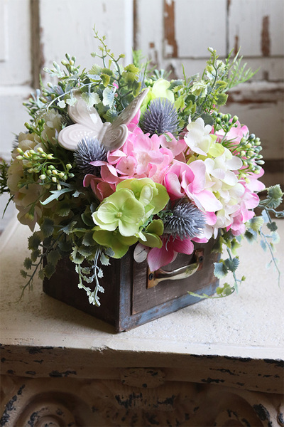 Pink Flowers, kompozycja kwiatowa w drewnianej szufladzie, wym.23x23cm 