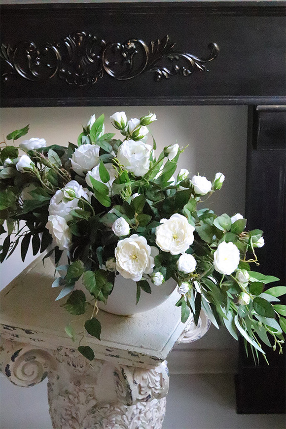 Biały Dworek, elegancka kompozycja kwiatowa