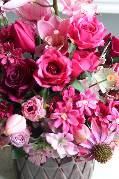 Różowa Jutrzenka, kompozycja kwiatowa w naczyniu