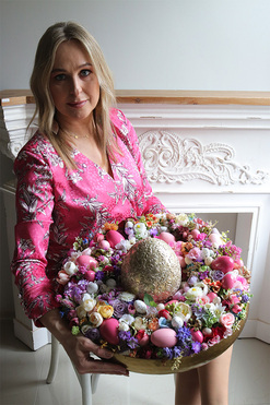 Różowa Elegancja, wielkanocny stroik w misie, wym.22x44cm