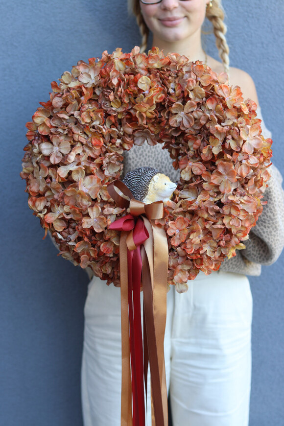 Jeżyk w Hortensjach, jesienny wianek z jeżem