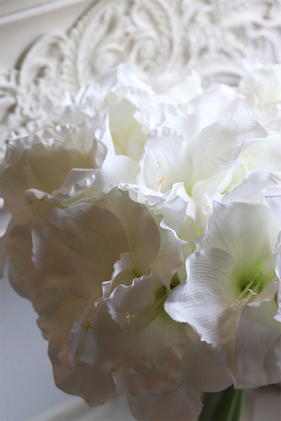 Amarylisy White, bukiet amarylisów w szklanym wazonie