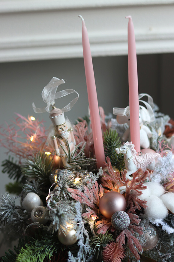 Baby Pink 2, świąteczny stroik LED ze świecami