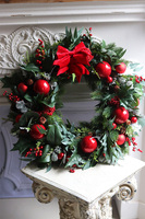 Apart Christmas Exclusive 2, świąteczny wianek z ostrokrzewem