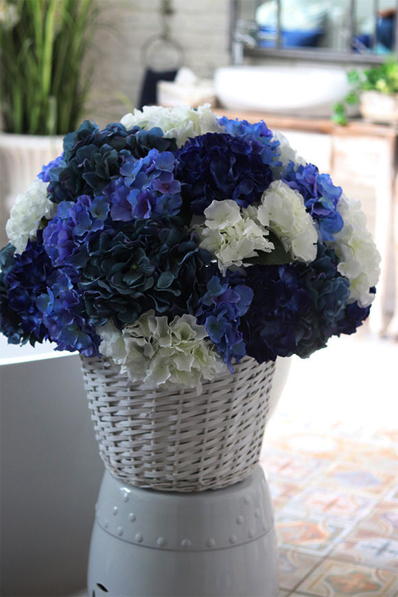 Keraneo Blue Provance L, kosz z hortensjami