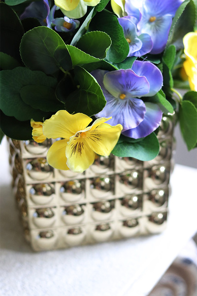 Wiosna w Pełni Gold, kompozycja kwiatowa w naczyniu