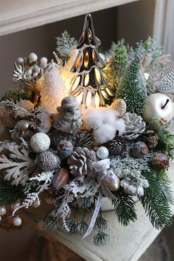 Mroźna Zima Pompadour, świąteczny stroik w szklanej misie LED, wys.35cm  