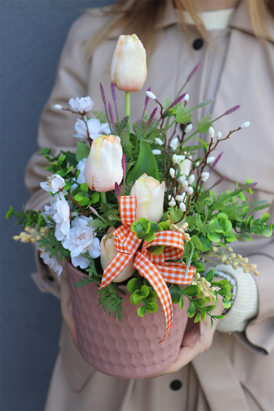 Uretta, wiosenna dekoracja kwiatowa z tulipanami