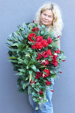 Dekoluena Red 3, wiązanka nagrobna z czerwonymi różami, dł.70cm