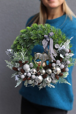 OD RĘKI Reinee, zimowy wianek z łosiem, śr.32cm