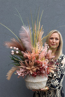 Parise, sztuczna trawa w koszu z ziołami